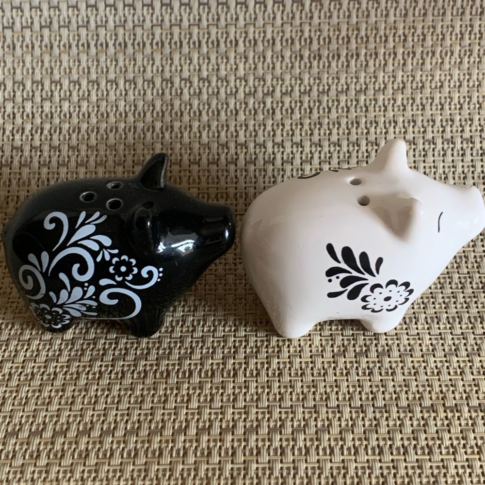 Black and White Pig Salt and Pepper Shakers - Picture 4 of 10
